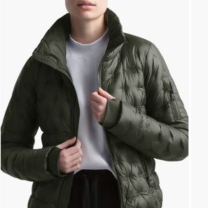 The North Face puff jacket 550. Black women’s size XL. Like new condition.